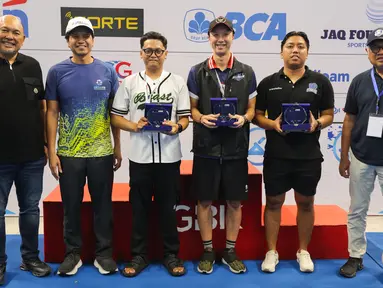 Ketua Harian PB Akuatik Indonesia, Harlin E. Rahardjo, (kedua dari kiri) memberikan plakat juara kepada Tim Millennium Aquatic Jakarta, Beast Aquatic Club Bandung dan Jaquatic Swimming Club Jakarta pada gelaran Indonesia Open Aquatic Championships (IOAC) 2025.  (Bola.com/Abdul Aziz)