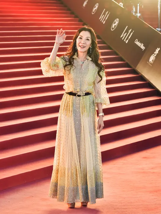 Michelle Yeoh semakin memukau setelah dirinya mendapatkan piala Oscars tahun ini. Penampilan perempuan berusia 60 tahun ini selalu menjadi perhatian warganet pasca merebut predikat Best Actrees di Oscars 2023. [Dior]