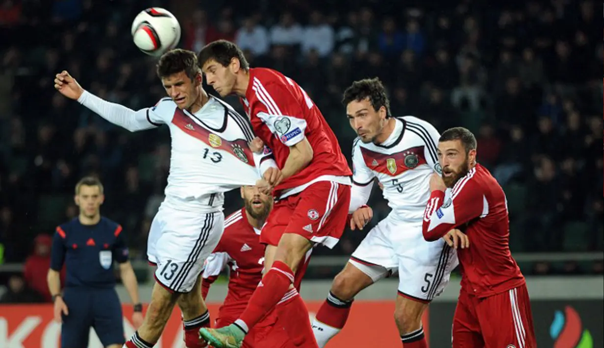 Duel panas terjadi di laga kualifikasi Piala Eropa 2016 antara Georgia dengan Jerman di Locomotiv Stadium, Minggu (29/3/2015). Jerman menang 2-0 atas Georgia. (AFP PHOTO/Vano Shlamov)