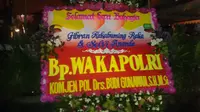 Karangan bunga dari Wakapolri Jenderal Pol Budi Gunawan untuk pernikahan putra sulung Jokowi (Liputan6.com/Reza Kuncoro)