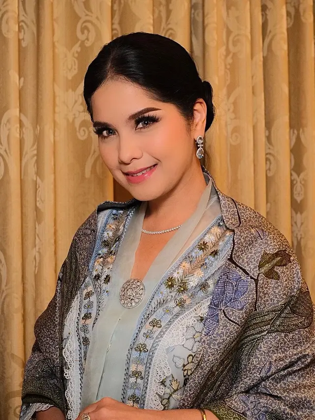 6 Potret Annisa Pohan Dipulas Makeup Matte Flawless saat Dampingi AHY Terima Gelar Doktor dengan Predikat Cumlaude