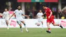 <p>Pemain Timnas Indonesia, Thom Haye (kanan) menguasai bola di depan pemain Irak, Bashar Resan pada laga Grup F putaran kedua Kualifikasi Piala Dunia 2026 zona Asia di Stadion Utama Gelora Bung Karno (SUGBK), Senayan, Jakarta, Kamis (6/6/2024). (Bola.com/M Iqbal Ichsan)</p>
