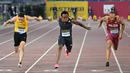 Akani Simbine (tengah) hanya mampu meraih posisi lima pada nomor 100 meter ketika Olimpiade Rio 2016 lalu. Setahun kemudian, Ia juga hanya mampu meraih posisi lima pada Kejuaraan Dunia. Namun penampilannya patut dinantikan pasca absenya Usain Bolt di Olimpiade Tokyo 2020. (Foto: AFP/Vincenzo Pinto)