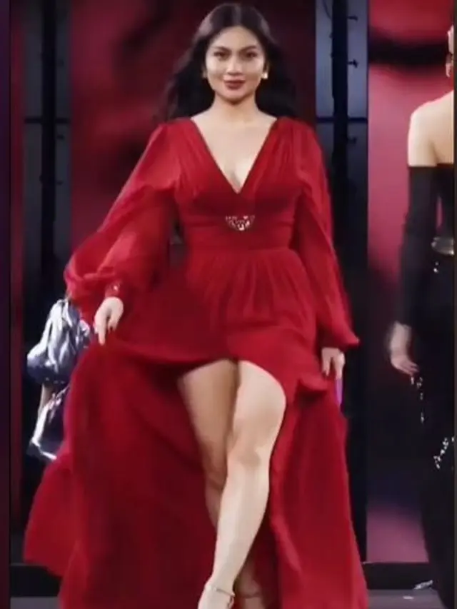 Ariel Tatum di Paris Fashion Week, Tampil Bareng Eva Longoria dan Diundang Gala Dinner