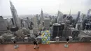 Seorang fotografer berjalan di anjungan pengamatan Top of the Rock, New York, Amerika Serikat, Kamis (6/8/2020). Top of the Rock, anjungan pengamatan populer yang ada di atas 30 Rockefeller Plaza, kembali diuka untuk umum pada 6 Agustus 2020. (Xinhua/Wang Ying)