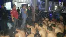 Kepala Badan Narkotika Nasional (BNN), Budi Waseso berbincang dengan pengunjung di Diskotik MG, Pesing, Jakarta Barat, Minggu (17/12). Penggerebekan dilakukan sedari subuh 04.00 WIB. (Liputan6.com/Pool/BNN)