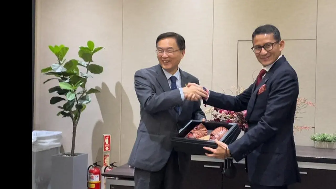 Menparekraf RI Sandiaga Uno saat bertemu dengan Wakil Menteri Bidang Olahraga, Pariwisata, dan Komunikasi Publik (MCTS) Yongman CHO di Seoul pada Kamis (4/5/2023). (Dok. Ist)