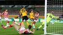 Striker Wolves, Fabio Silva, berusaha mencetak gol ke gawang Stoke City pada laga kompetisi Piala Inggris di Malineaux Stadium, Jumat (18/9/2020) dini hari WIB. Wolves kalah 0-1 oleh Stoke City. (AFP/Nick Potts/pool)