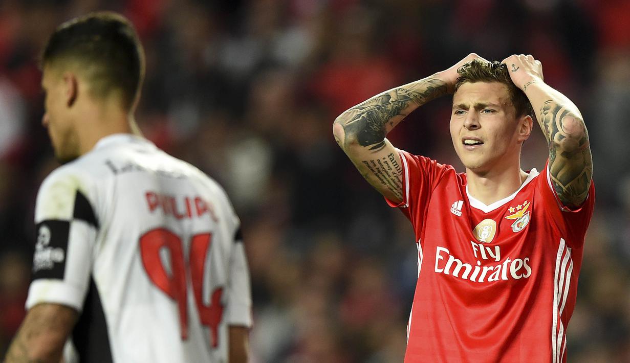 6. Victor Lindelof (Benfica), nama bek Swedia ini sudah dikaitkan dengan Manchester United sejak bursa transfer Januari lalu. Pemain 22 tahun ini memiliki akurasi operan yang baik, tercatat musim ini mencapai 90 persen. (AFP/Patricia Moreira)