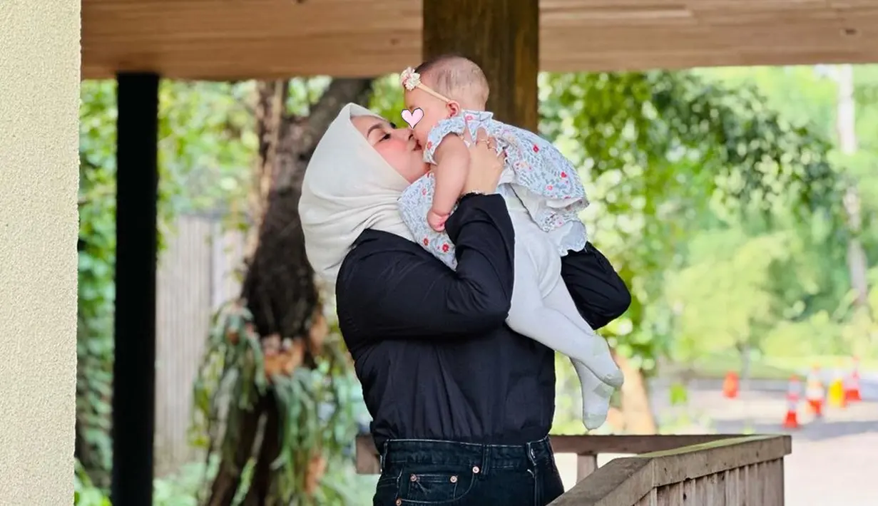 Umumkan hamil di awal tahun 2024, diperkirakan bahwa anak kedua Asri dan Megan akan lahir di akhir 2024. Kabar bahagia kehamilan tersebut disampaikan dengan unggah foto testpack dan USG. Namun istri bintang film KKN di Desa Penari ini belum ungkap usia kandungannya. Banyak yang ikut bahagia, ucapan selamat dan doa ramai dibubuhkan oleh netizen di kolom komentar. (Liputan6.com/IG/@asrifaradila)