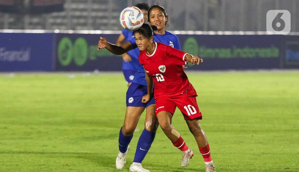 Laga kedua timnas putri ini berlangsung ketat. (Liputan6/Herman Zakharia)