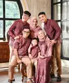 Tampil senada dengan warna plum purple, outfit keluarga Fuji terlihat elegan. Dikombinasikan dengan coklat susu, pilihan warna busana ini bisa jadi inspirasimu. [Instagram/fuji_an]
