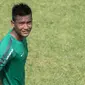 Striker Timnas Indonesia, Nur Hardianto, mendengarkan instruksi saat latihan di Lapangan ABC Senayan, Jakarta, Jumat (23/2/2018). Latihan ini merupakan persiapan jelang Asian Games 2018. (Bola.com/Vitalis Yogi Trisna)