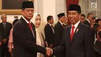 Presiden Joko Widodo (Jokowi) berjabat tangan dengan Letjen Doni Monardo seusai pelantikan sebagai Kepala Badan Nasional Penanggulangan Bencana (BNPB) di Istana Negara, Rabu (9/1). Doni Monardo menggantikan Willem Rampangilei. (Liputan6.com/Angga Yuniar)