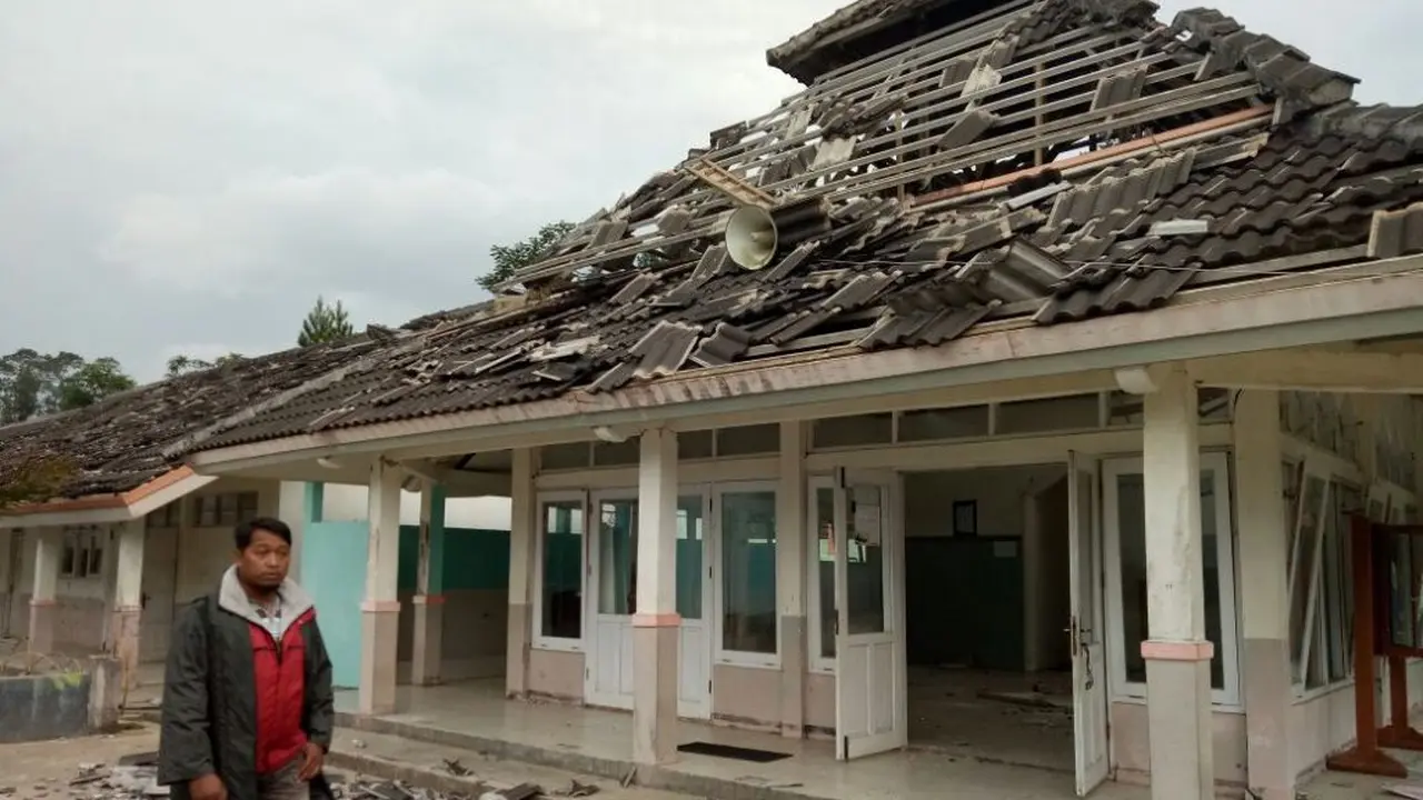 Gempa merusak gedung sekolah, rumah dan tempat ibadah di Kalibening, Banjarnegara. (Foto: Liputan6.com/SRU Banjarnegara/Muhamad Ridlo)