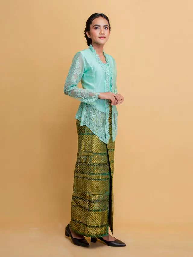 Model Rok Songket Dipadukan dengan Kebaya Encim