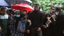 Keluarga dan kerabat menyaksikan pemakaman Vanessa Angel dan Bibi Ardiansyah di Taman Makam Islami Malaka, Pesanggrahan, Jakarta, Jumat (5/11/2021). Vanessa Angel dan Bibi Andriansyah meninggal dalam kecelakaan lalu lintas di Tol Mojokerto-Jombang pada 4 November 2021. (Liputan6.com/Herman Zakharia)