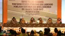 Ketua KPU DKI Jakarta Sumarno (tengah) menetapkan pasangan cagub-cawagub yang bersaing di kontestasi Pilkada DKI putaran kedua saat rapat pleno terbuka Jakarta, Sabtu (4/3). (Liputan6.com/Angga Yuniar)