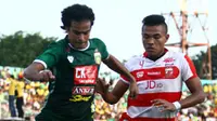 Khairallah Abdelkbir, striker asal Maroko yang menjadi kekuatan Bhayangkara Surabaya United. (Bola.com/Fahrizal Arnas). 
