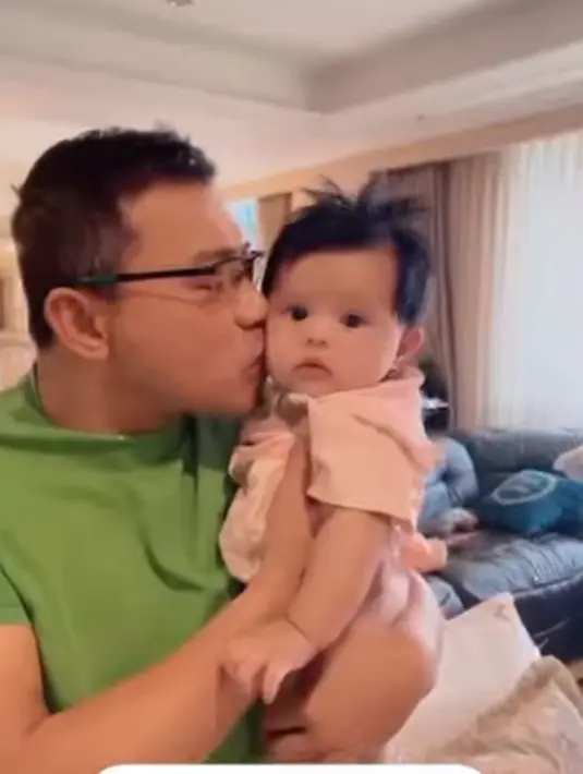 Manis banget, begini momen Anang Hermansyah habiskan waktu bersama. Terlihat sang kakek memberikan kecupan di pipi cucu kesayangannya tersebut.(instagram.com/ananghijau)