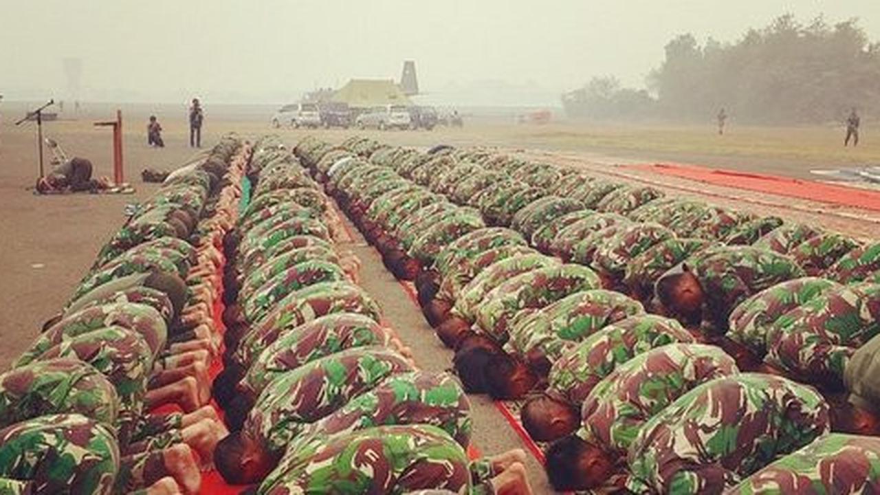 Foto TNI turun dari pesawat langsung salat minta hujan bikin salut
