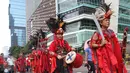 Peserta dari berbagai kalangan saat mengikuti pawai Tomohon International Flower Festival pada saat Hari Bebas Kendaraan Bermotor (HBKB) di  kawasan MH Thamrin, Jakarta, Minggu, (29/5/2016). (Liputan6.com/Herman Zakharia)