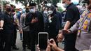 Gubernur Jawa Barat Ridwan Kamil dan istri Atalia Praratya menyapa awak media usai menerima jenazah putranya Emmeril Kahn Mumtadz atau Eril di Bandara Soekarno-Hatta, Minggu (12/6). Ridwan Kamil langsung membawa jenazah Eril menuju Bandung Jawa Barat untuk di makamkan. (Liputan6.com/Angga Yuniar)