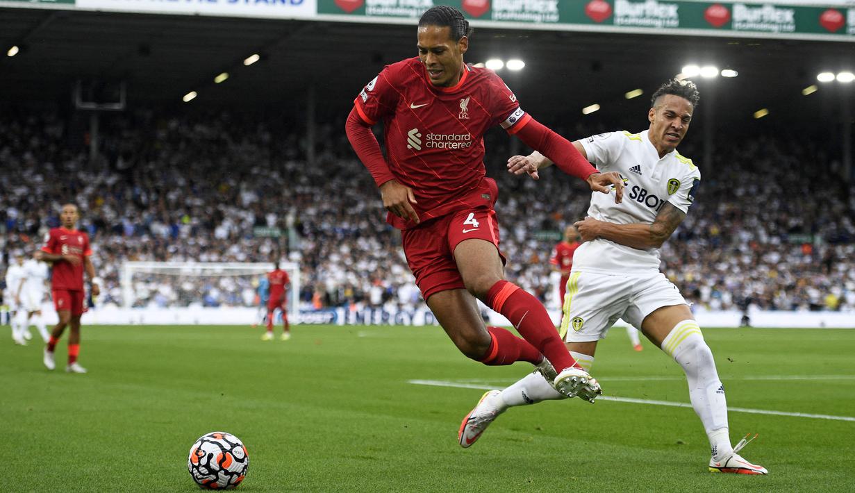 Virgil Van Dijk bisa dibilang bek tengah terbaik di dunia saat ini. Kemampuannya di lini belakang begitu mengesankan. Tak hanya sebagai raksasa yang solid, pergerakannya untuk mengimbangi penyerang lawan juga sangat cepat. (AFP/Oli Scarff)