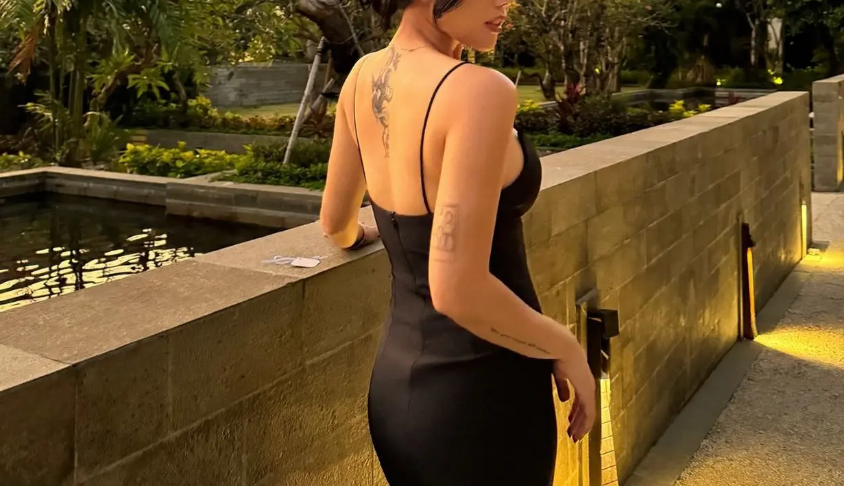 Perempuan yang gemas naik gunung ini juga mengakui bahwa keputusannya untuk melakukan operasi hidung karena kesulitan bernapas, terutama jika sedang berada di tempat yang tinggi. Pesona Wendy dibalut dress hitam bertali spageti, dengan detail rok yang asimetris dan ruffles bertumpuk. [Foto: Instagram/wendywalters]