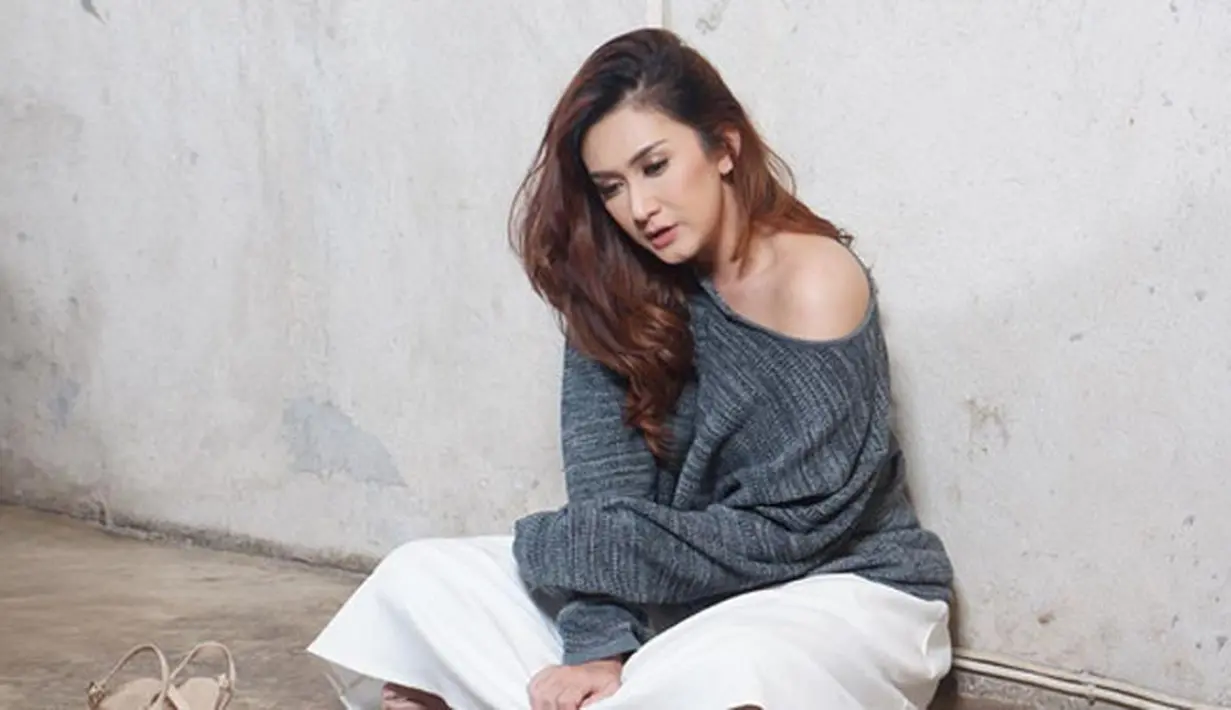 "Saya langsung, 'Mikha, jangan sampai ada yang pegang-pegan Mikha', warningnya keras banget. 'Nggak semua orang baik sama Mikha, kamu harus hati-hati', aku bilang gitu," ucap Nafa Urbach. (Instagram/nafaurbach)