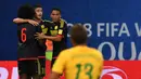  James Rodriguez, merayakan gol ke gawang Brasil bersama Carlos Sanchez(kiri) dan Carlos Bacca (kanan) pada kualifikasi Piala Dunia 2018 zona Conmebol di Manaus, Brasil, (7/92016) WIB. (AFP/Vanderlei Almeida)
