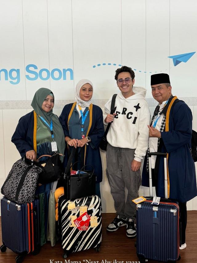 Awkarin berangkat umroh bareng ayah ibu