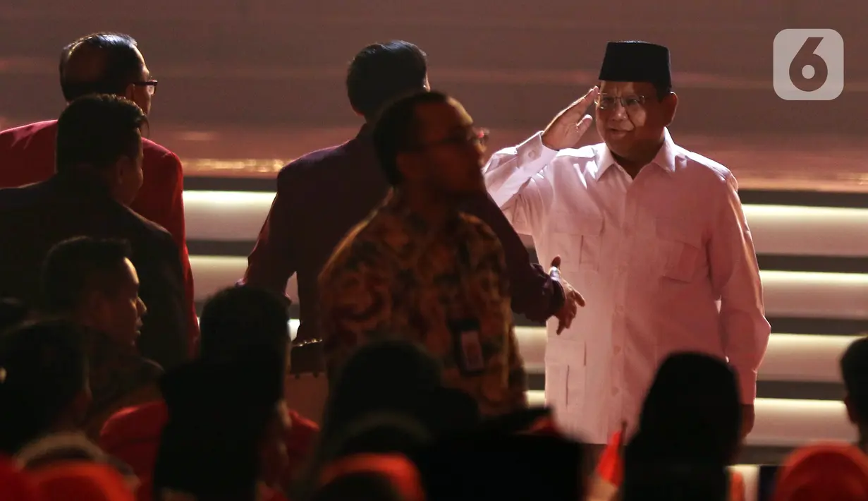 Menteri Pertahanan Prabowo Subianto memberi hormat saat menghadiri pembukaan Rakernas I dan HUT ke-47 PDI Perjuangan di JIEXPO Kemayoran, Jakarta, Jumat (10/1/2020). Rakernas bertajuk 'Solid Bergerak Wujudkan Indonesia Negara Industri Berbasis Riset dan Inovasi Nasional'. (Liputan6.com/Johan Tallo)