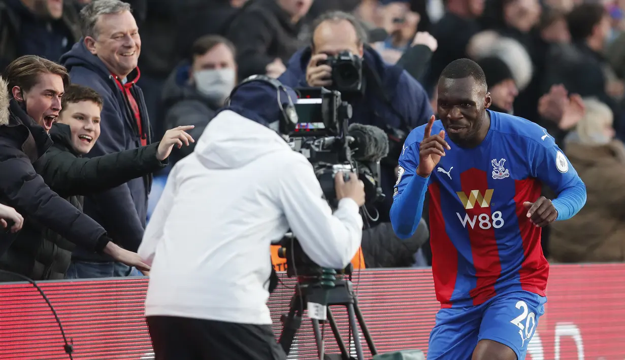 Striker Crystal Palace, Christian Benteke melakukan selebrasi usai mencetak gol ke gawang Arsenal dalam laga lanjutan Liga Inggris 2020/2021 pekan ke-37 di Selhurst Park, London, Rabu (19/5/2021). Crystal Palace kalah 1-3 dari Arsenal. (AP/Frank Augstein/Pool)