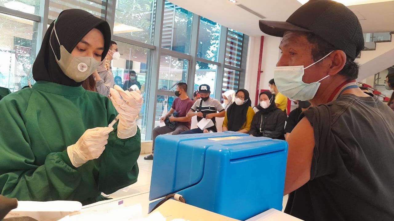Vaksinasi massal menggunakan vaksin Inavac di Gunung Sindur, Kabupaten Bogor.