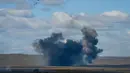 Ledakan terlihat saat latihan perang Vostok-2018 di tempat pelatihan Tsugol tidak jauh dari perbatasan China dan Mongolia di Siberia, Kamis (13/9). Latihan itu merupakan yang terbesar sejak Perang Dingin dan setelah Uni Soviet runtuh. (AFP/Mladen Antonov)