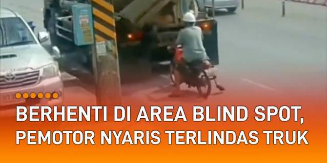 VIDEO: Berhenti di Area Blind Spot, Pemotor Nyaris Terlindas Truk