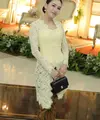 Ayu Ting Ting tampil elegan mengenakan kebaya brokat butter yellow dari desainer @renzilazaurdi. [@ayutingting92]