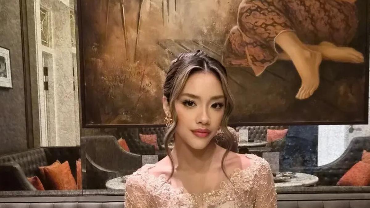 6 Potret Baila Fauri Member No Na Tampil Elegan Dibalut Kebaya Coklat Serasi dengan Kekasihnya, Devano