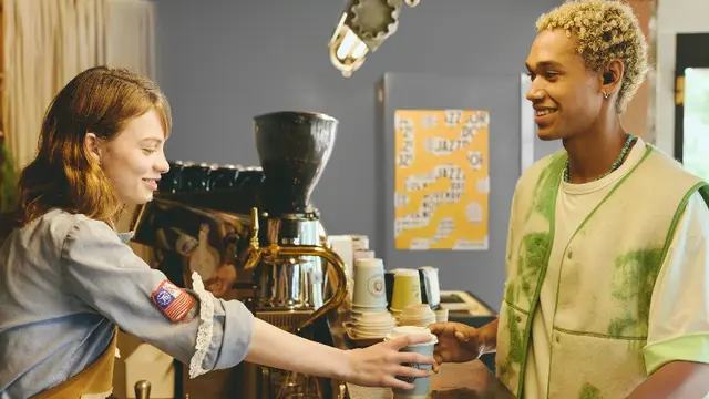 Menikmati musik dengan earbud WF-C510