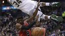 Aksi pemain Milwaukee Bucks,  Giannis Antetokounmpo melakukan dunks  melewati pemain Chicago Bulls pada lanjutan NBA di BMO Harris Bradley Center, (15/12/2016). Bucks menang 108-97.  (AP/Morry Gash)