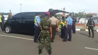 Sejumlah petugas memeriksa mobil di Bandara Soekarno-Hatta.