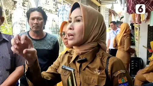 Kabid Dikdas Dinas Pendidikan Kota Cirebon, Ade Cahyaningsih telah menyambangi kediaman ARP. Foto: Youtube Liputan6.