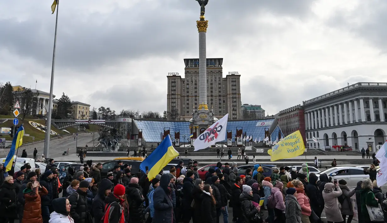 Demonstran anti-vaksin berunjuk rasa di Kiev (24/11/2021). Ratusan pengunjuk rasa memblokir jalan-jalan di pusat kota Kiev pada 24 November untuk berdemonstrasi menentang langkah-langkah anti-Covid Ukraina dan upaya vaksin, saat negara itu memerangi gelombang infeksi baru. (AFP/Genya Savilov)