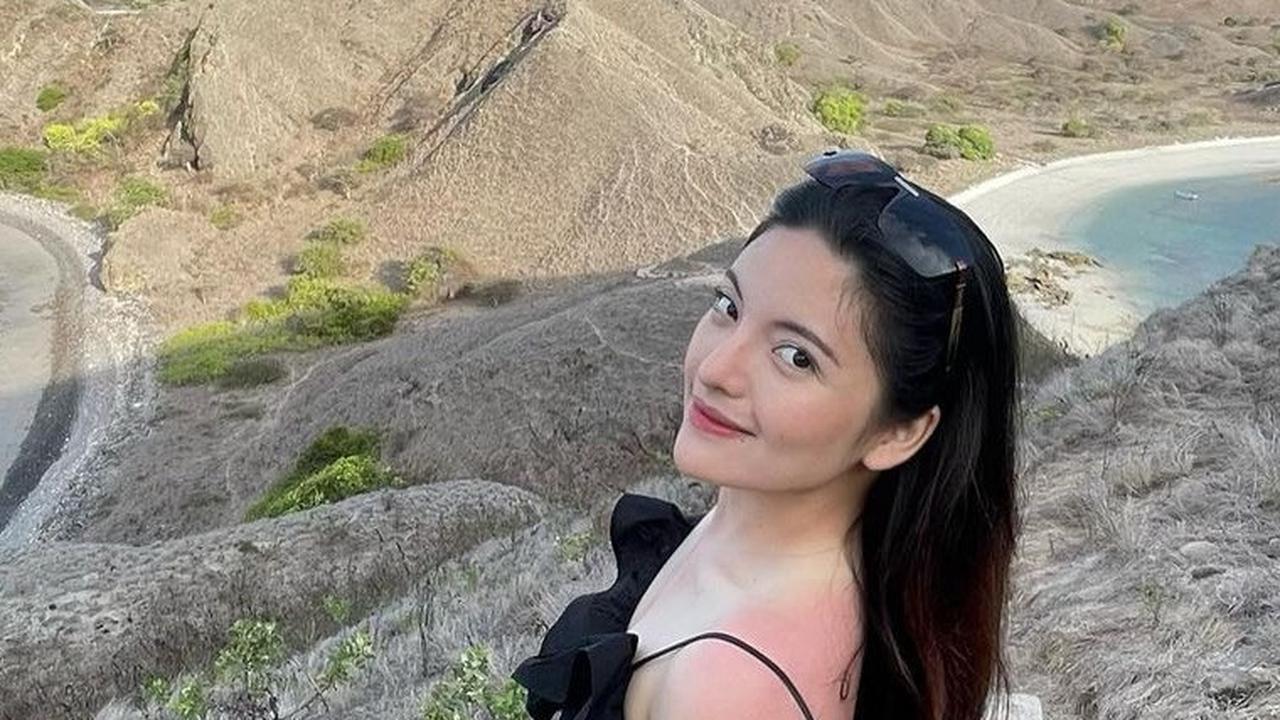Nyimas merupakan wanita yang berasal dari Metro, Lampung.