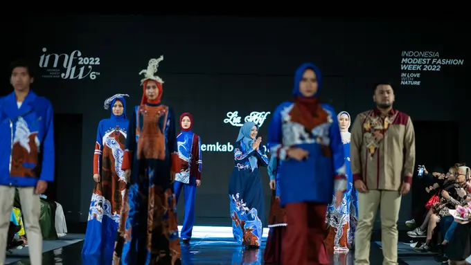 Tampil Istimewa dengan Koleksi Busana Batik Lia Afif Bernuansa Elektrik