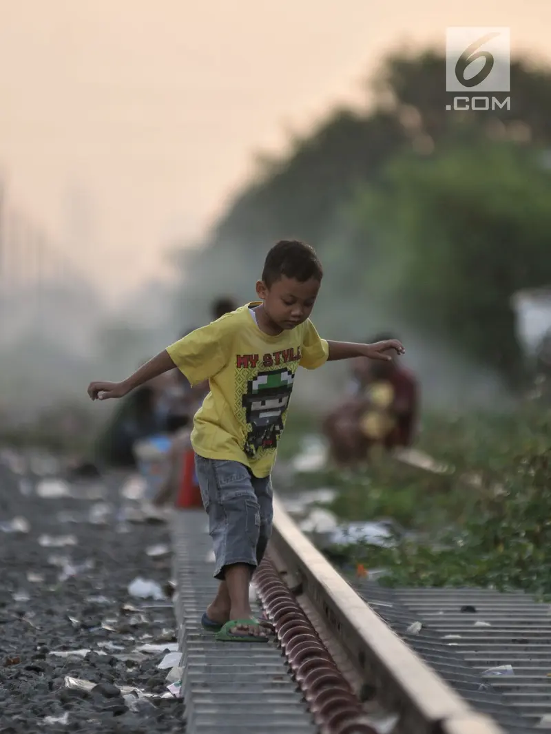 Cara Sederhana Menunggu Berbuka Puasa di Pinggir Rel Kereta