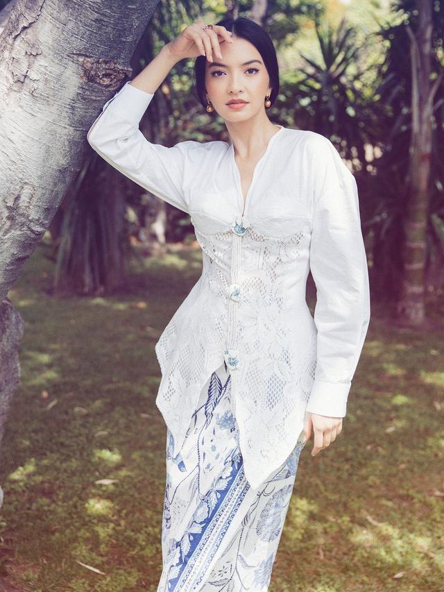 6 Pesona Oriental Raline Shah Kenakan Kebaya di Cannes, Tampilkan Body Goals dengan Busana Tertutup