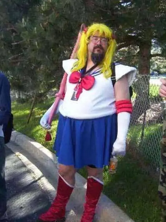 8 Potret Cosplay Gagal, Penampilannya Jadi Absurd Banget