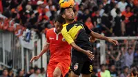 Bek Persija, Ismed Sofyan (kiri) berebut bola dengan Syakir Sulaiman (Sriwijaya FC) saat berlaga di Trofeo Persija di Stadion GBK Jakarta, (11/1/2015). Persija, Arema Cronus dan Sriwijaya FC menjadi juara bersama. (Liputan6.com/Helmi Fithriansyah)